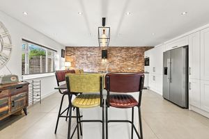 LAKESIDE LODGE- click for photo gallery
